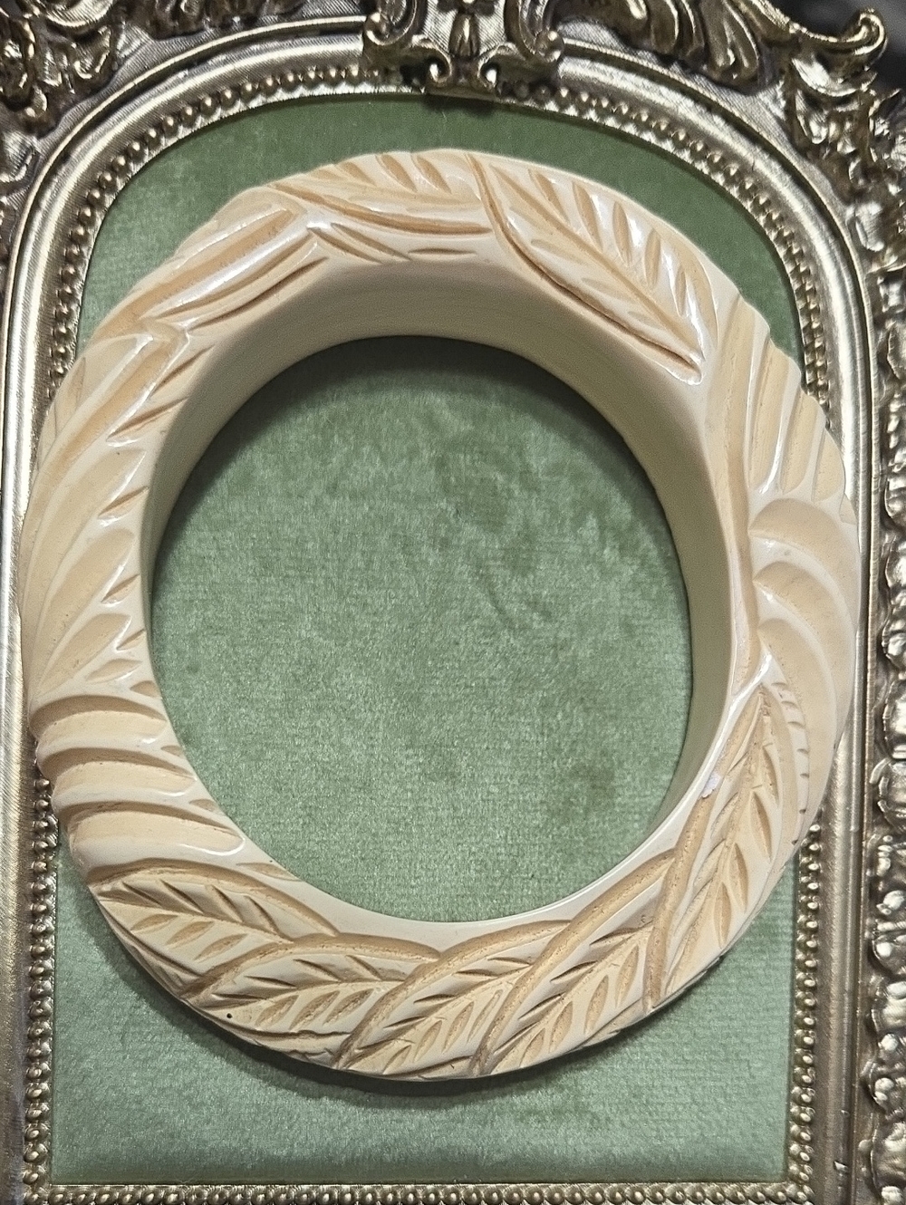 Vintage Cream Leaf-Carved Lucite Bangle Bracelet - Women Jewelry